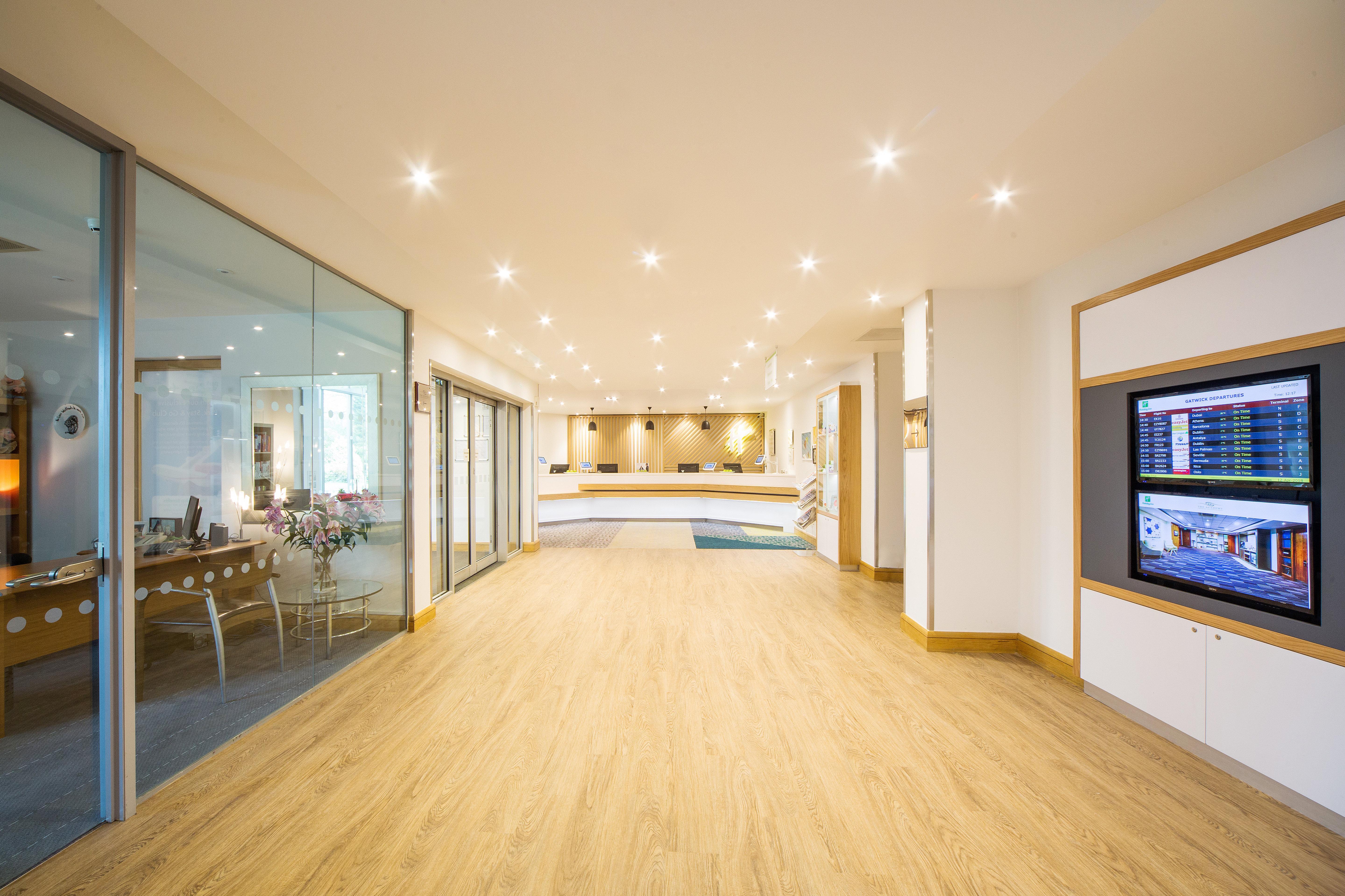 Holiday Inn London - Gatwick Airport By Ihg Horley Exterior foto